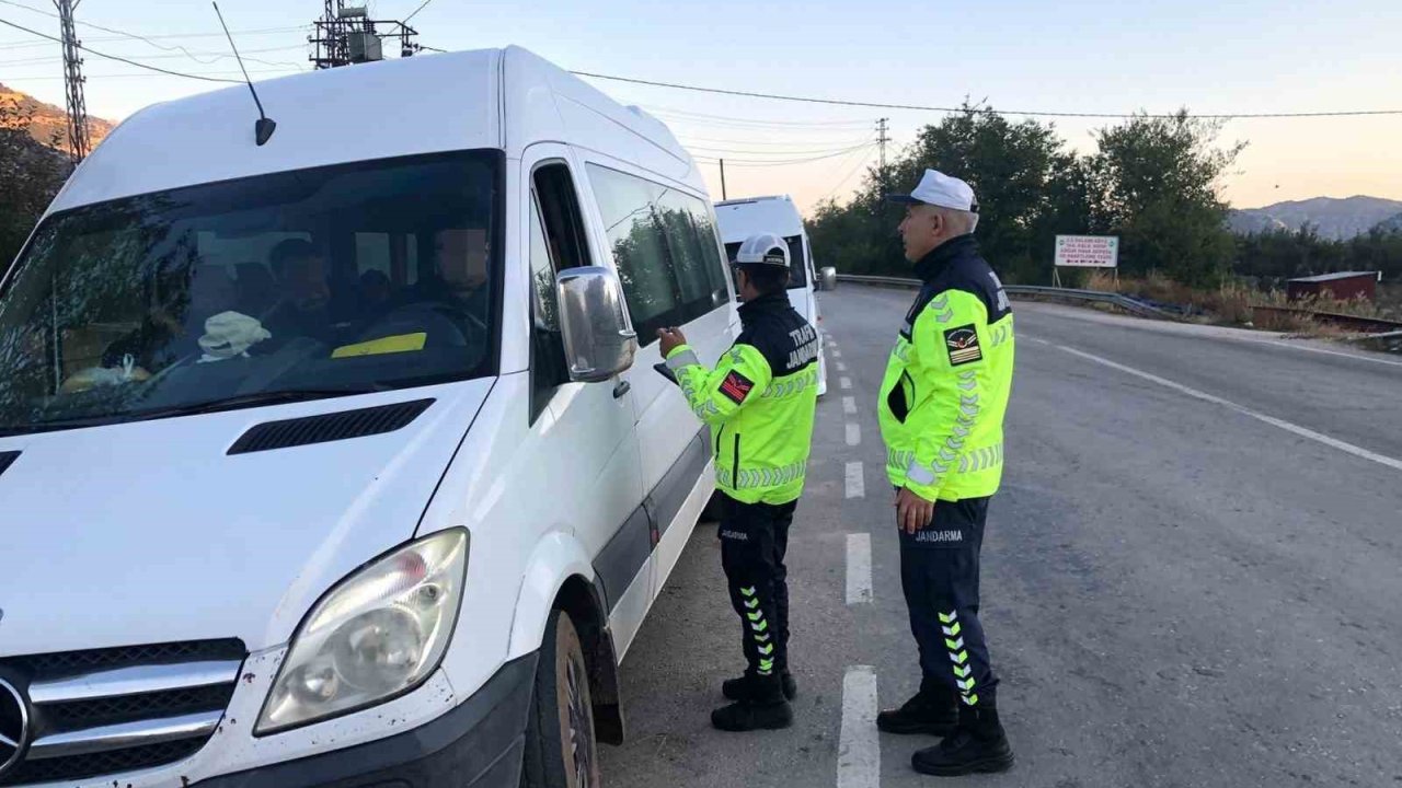 Eğirdir’de jandarma trafik uygulamasında 4 servis aracına ceza kesildi