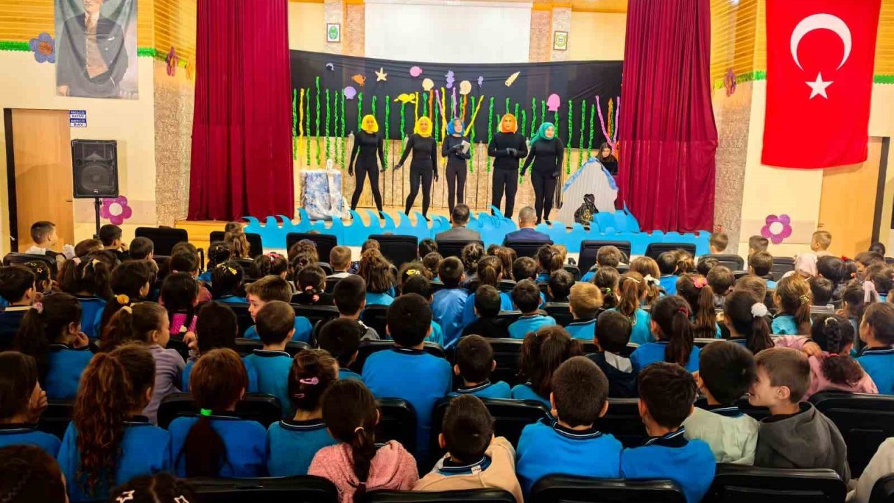 Kavaklıdere’de gönüllü gençlerden miniklere tiyatro keyfi