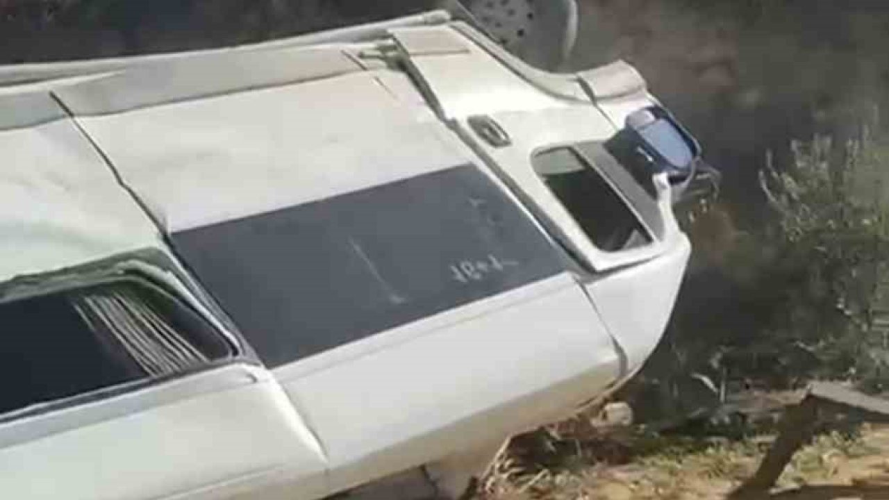 Uçurumdan yuvarlanan servisin sürücüsü yaralandı