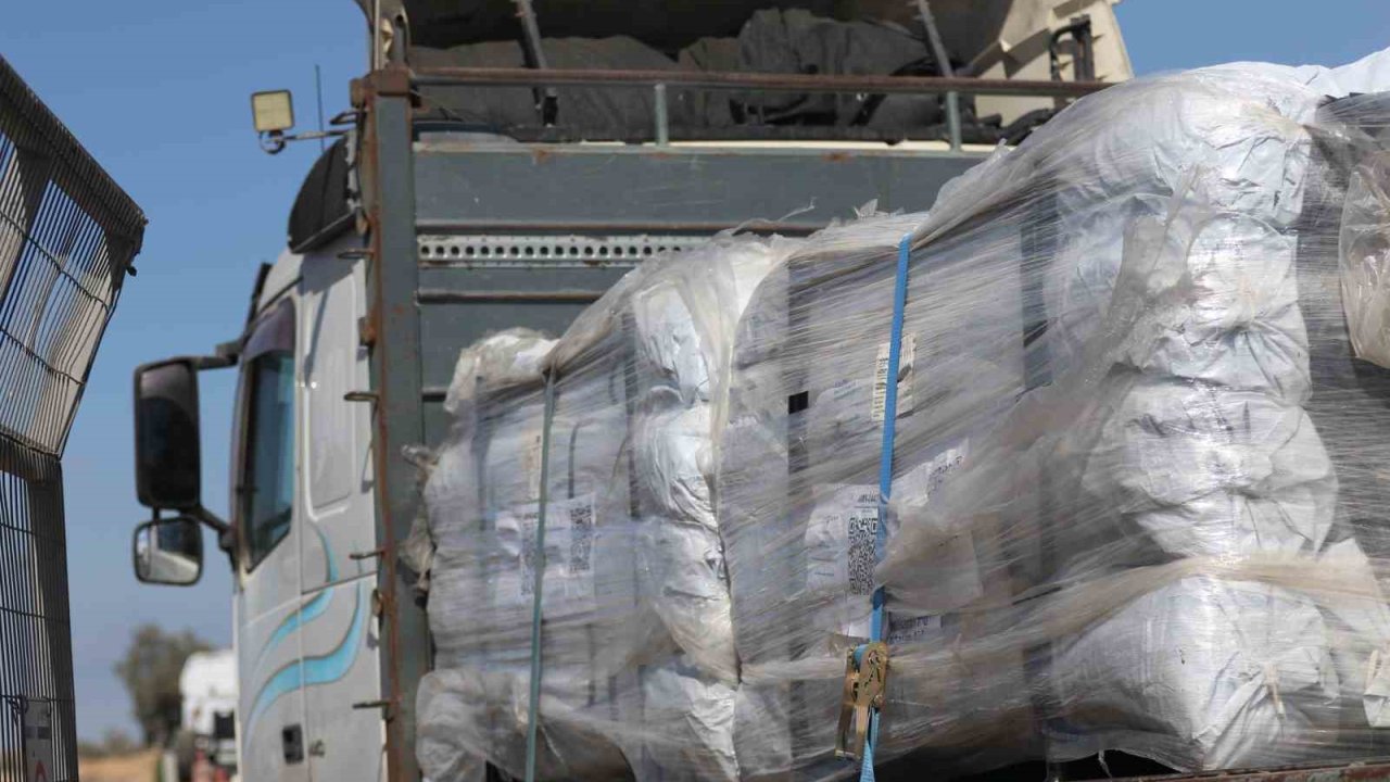 Gazze’ye gönderilen yardım tırları Kerem Şalom’dan bölgeye giriş yapıyor