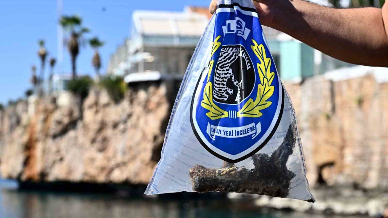 Antalya’da deniz dibinden oksitlenmiş tabanca ve 2 bisiklet çıktı