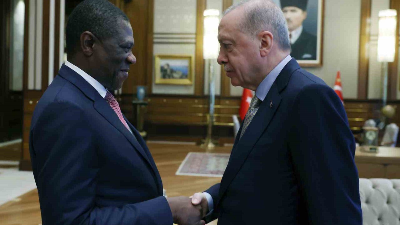 Cumhurbaşkanı Erdoğan, Cumhurbaşkanlığı Külliyesinde Güney Afrika Cumhuriyeti Cumhurbaşkanı Yardımcısı Paul Mashatile’yi kabul etti.
