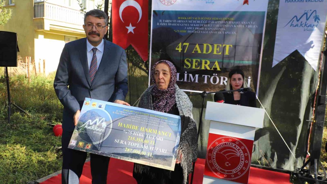 Hakkari’de kurulumu tamamlanan seralar kadın çiftçilere teslim edildi