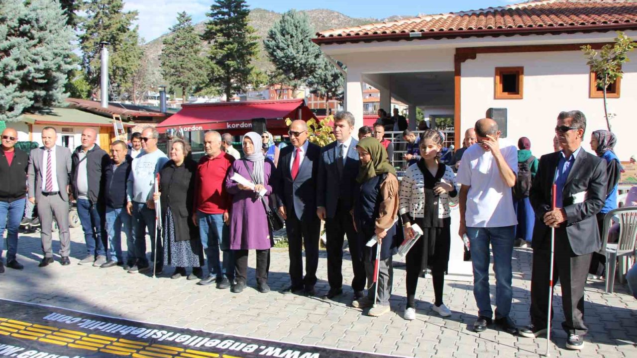 Amasya’da görme engellilere beyaz baston dağıtıldı