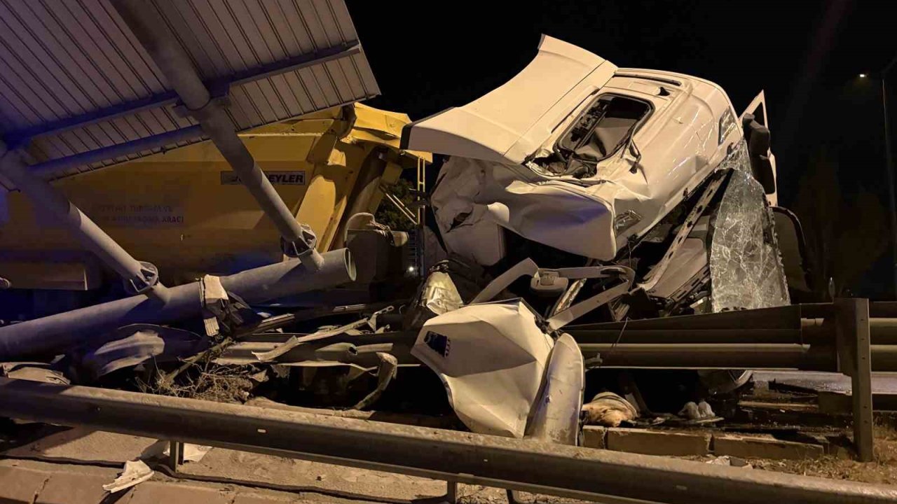 Kayseri’de tır bariyerlere girdi: 1 yaralı