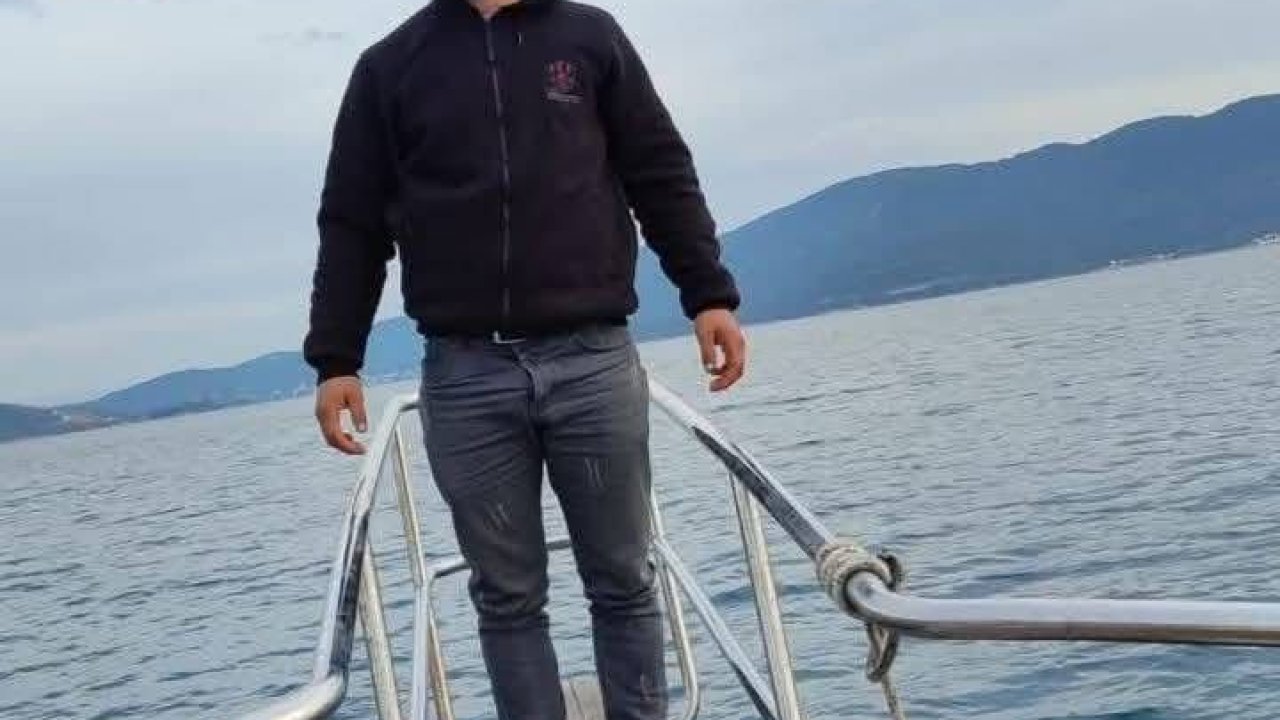 Gece kaza yapan iki gencin cenazesi sabah bulundu