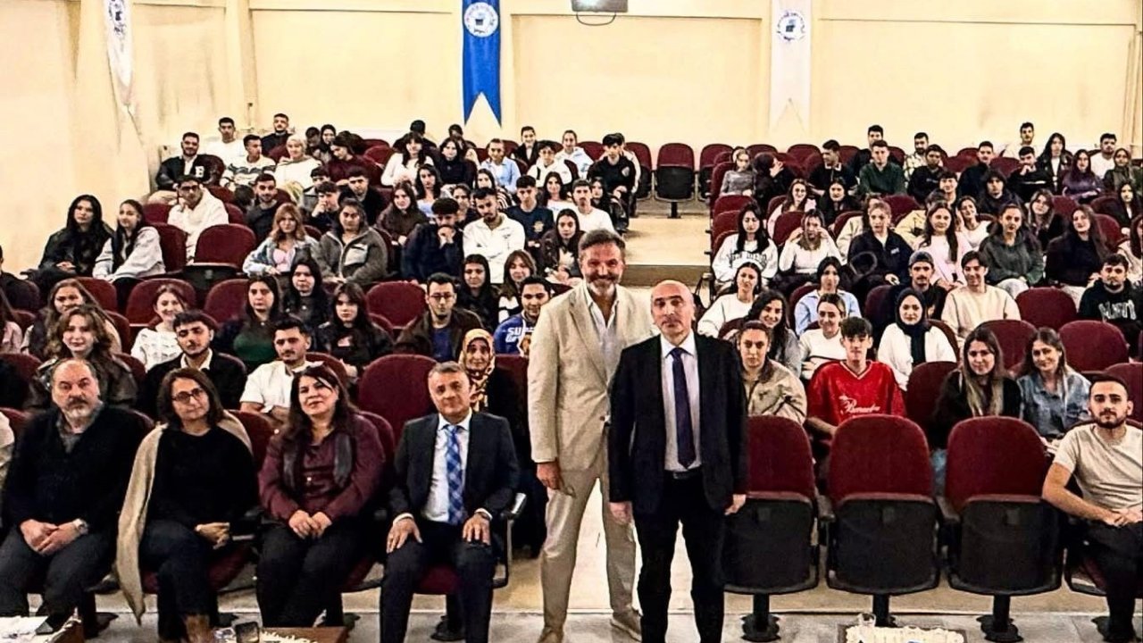 Deneyimlerini üniversiteli gençlerle paylaştı