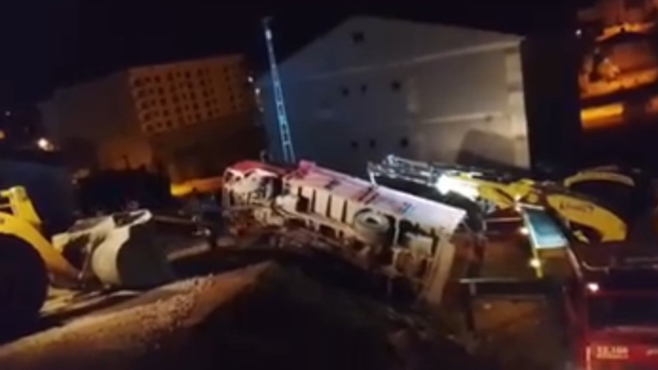 Yüksekova’da odun yüklü kamyonet devrildi