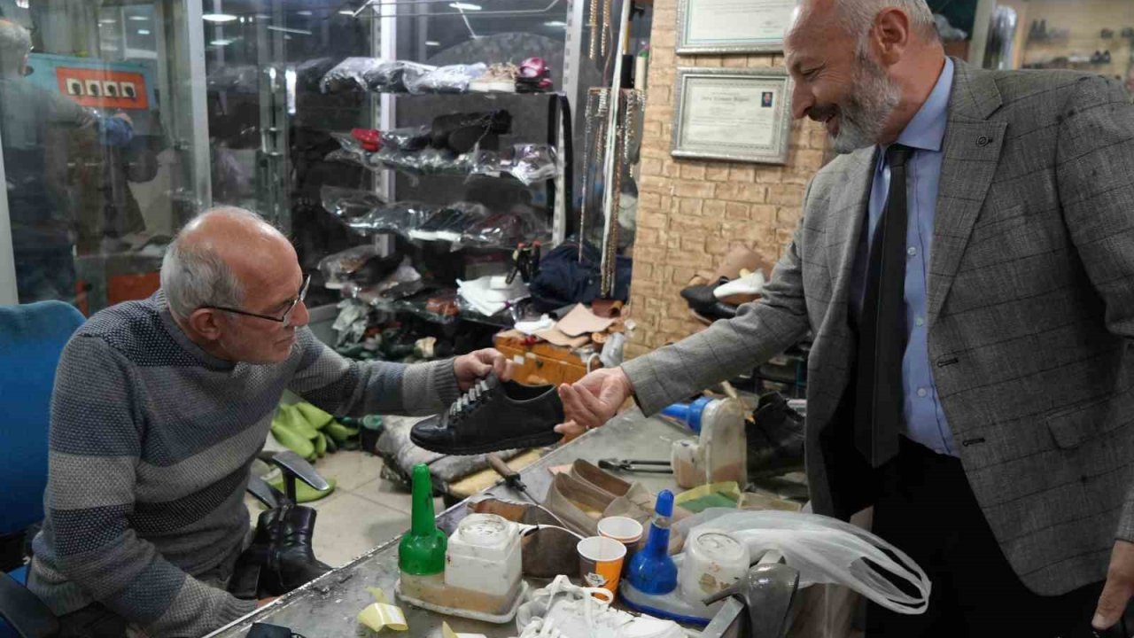 Yağışlar başladı, ayakkabı tamircilerinin yüzü güldü