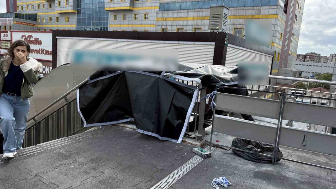 Beylikdüzü’nde metrobüs köprüsünde yürüyen merdiven yangını