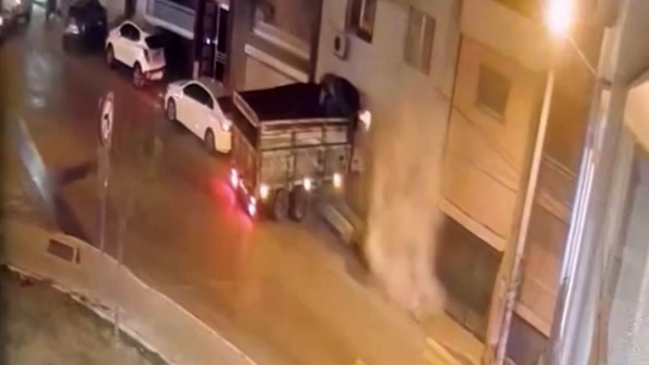 İzmir’de freni boşalan kamyon duvarı yıkıp eve girdi