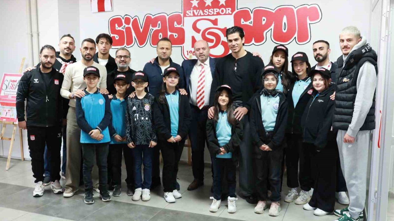 Ortaokul öğrencileri Sivasspor sevgisini resmetti, futbolcular sergiyi açtı