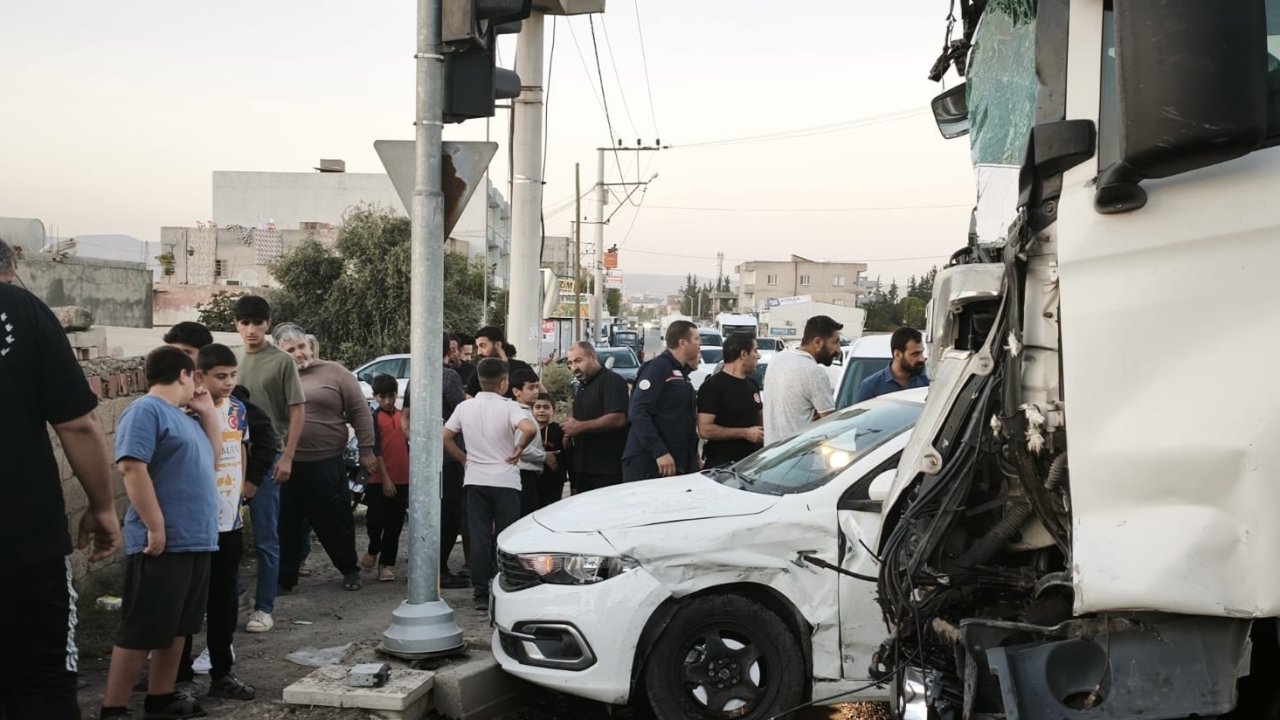 Mardin’de tır ile otomobil çarpıştı: 1 yaralı