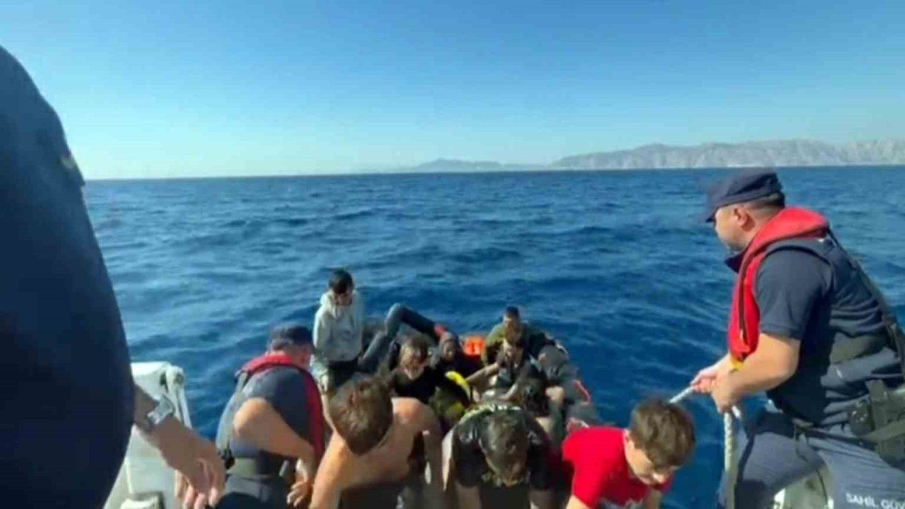 Yunanistan’ın geri ittiği 5’i çocuk 22 düzensiz göçmen kurtarıldı