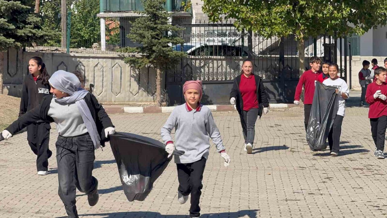Köylerinden ve okullarından 30 torba çöp topladılar
