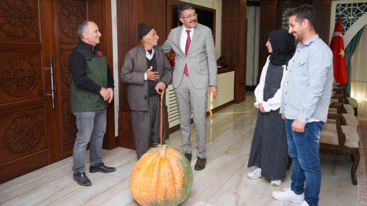 Hakkâri’de rekor: 50,5 kilo ağırlığında dev bal kabağı