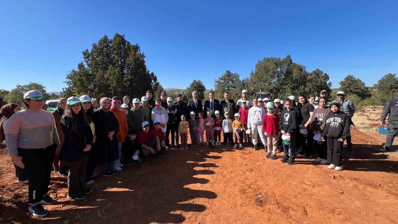 Bozkır’da öğrenciler fidan dikti