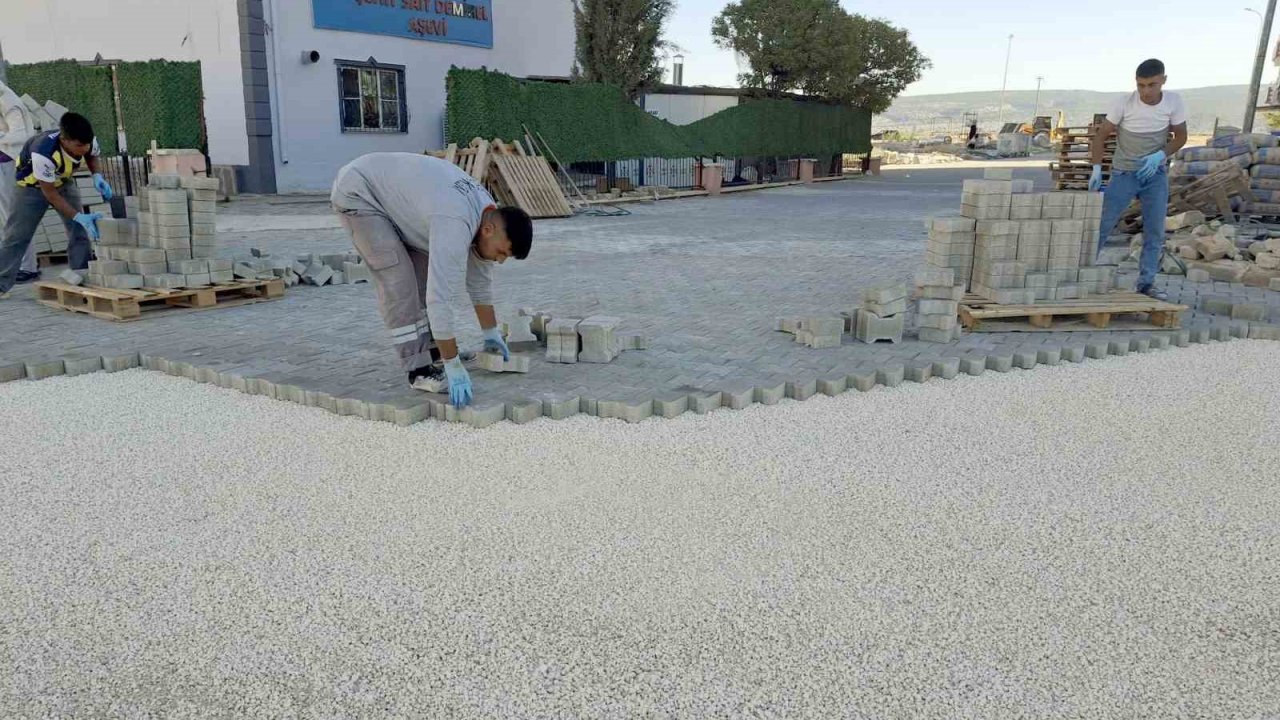 Büyükşehir Belediyesi, Araban’da kilitli parke taşı döşeme çalışmalarına başladı