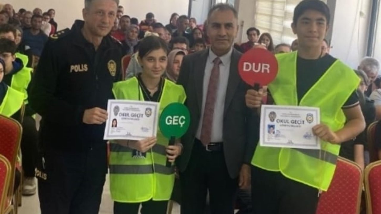 Ereğli’de okul geçit görevlisi öğrenciler yeleklerini giydi