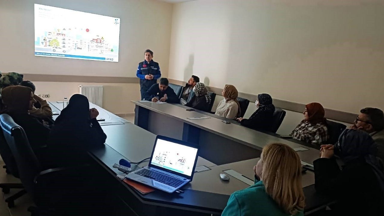 Demirözü’nde hastane personeline afet ve yangın eğitimi verildi