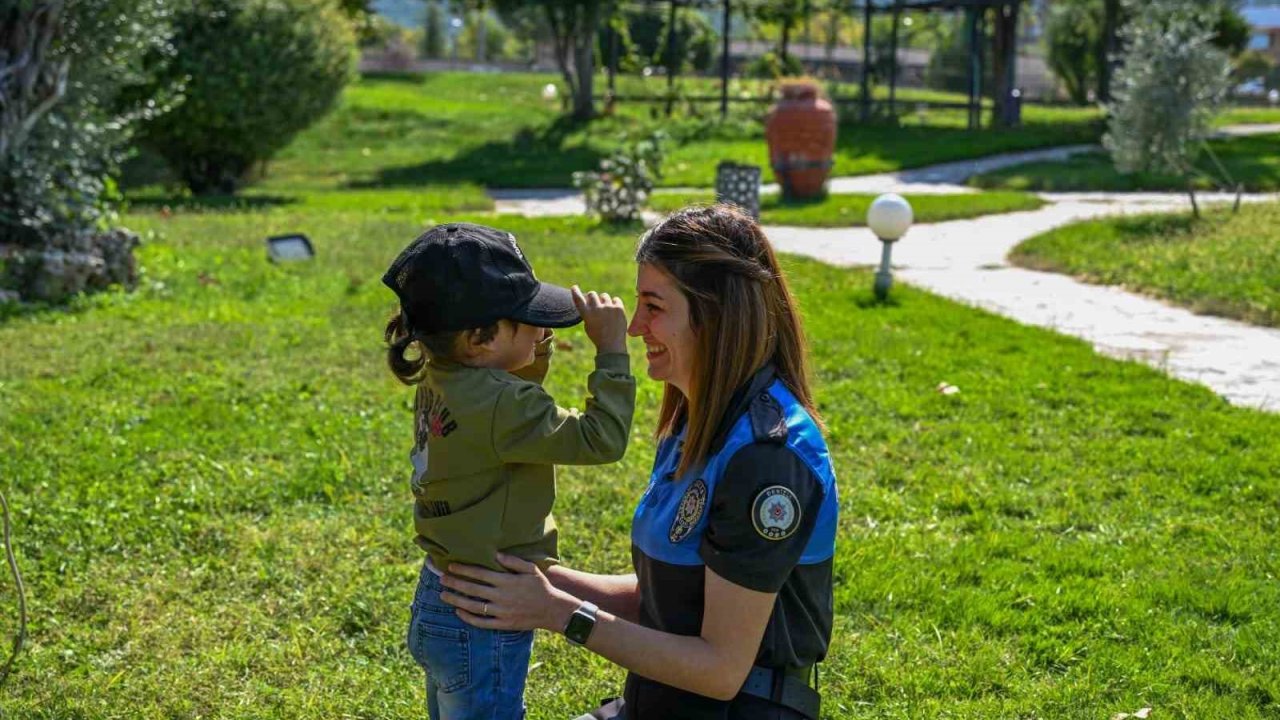 Çocukların yüzünü güldüren polis kalpleri ısıttı