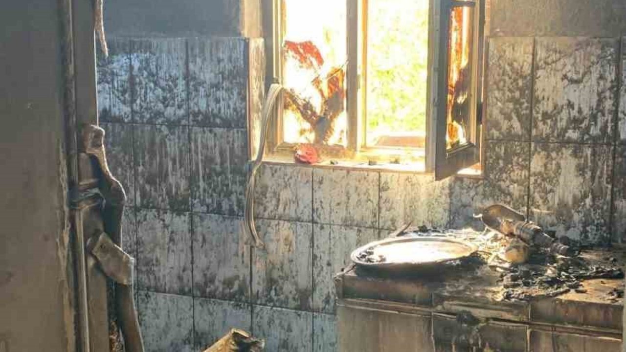 Elazığ’da bir ev yangında yanarak kül oldu