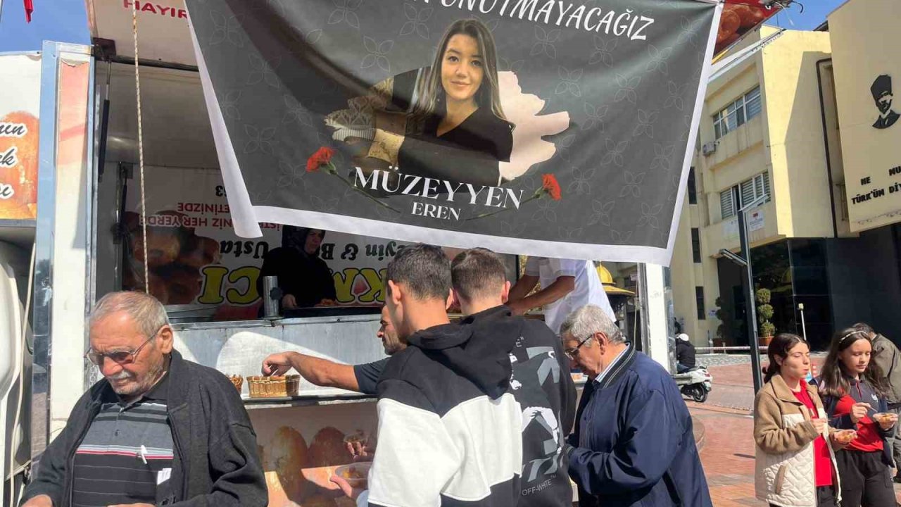 Vefat eden çalışma arkadaşları için lokma dağıttılar