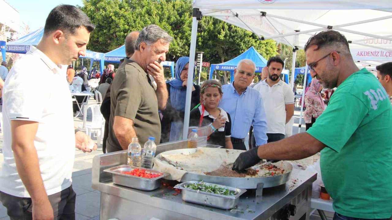 Mersin’de dönerden tantuniye hayır çarşısı yoğun ilgi gördü