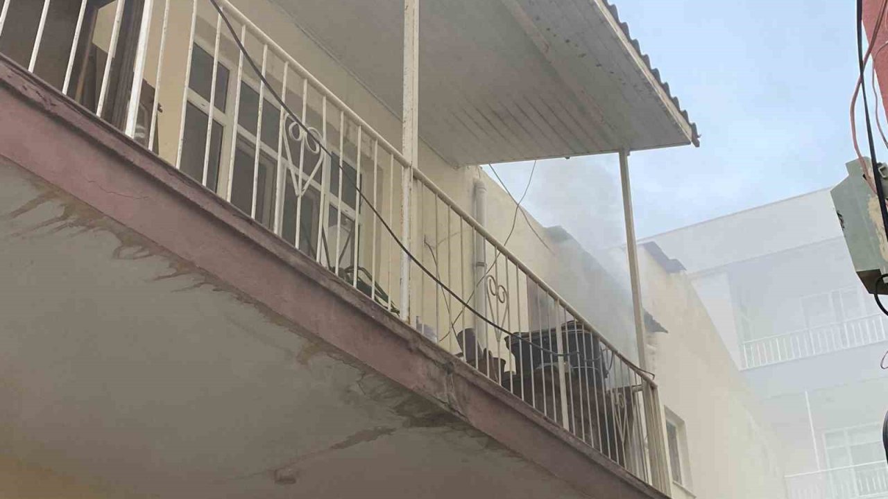 Antalya’da yangın çıkan evdeki muhabbet kuşunu itfaiye kurtardı