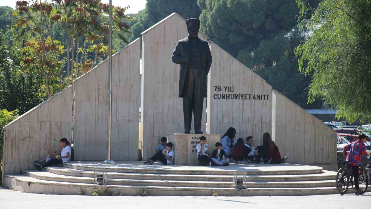 Aydın’da ilginç manzara: Okul yemekhanesine alınmayan öğrenciler öğle yemeğini sokakta yemek zorunda kalıyor