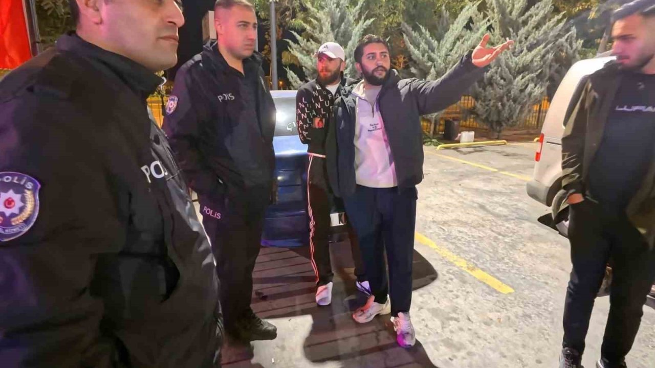 Aksaray’da açıkta alkol alan 2 şahsa kabahatler kanunundan ceza kesildi