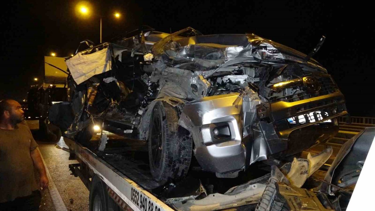 Antalya’da kamyonla çarpışan pikap hurdaya döndü: 1 yaralı