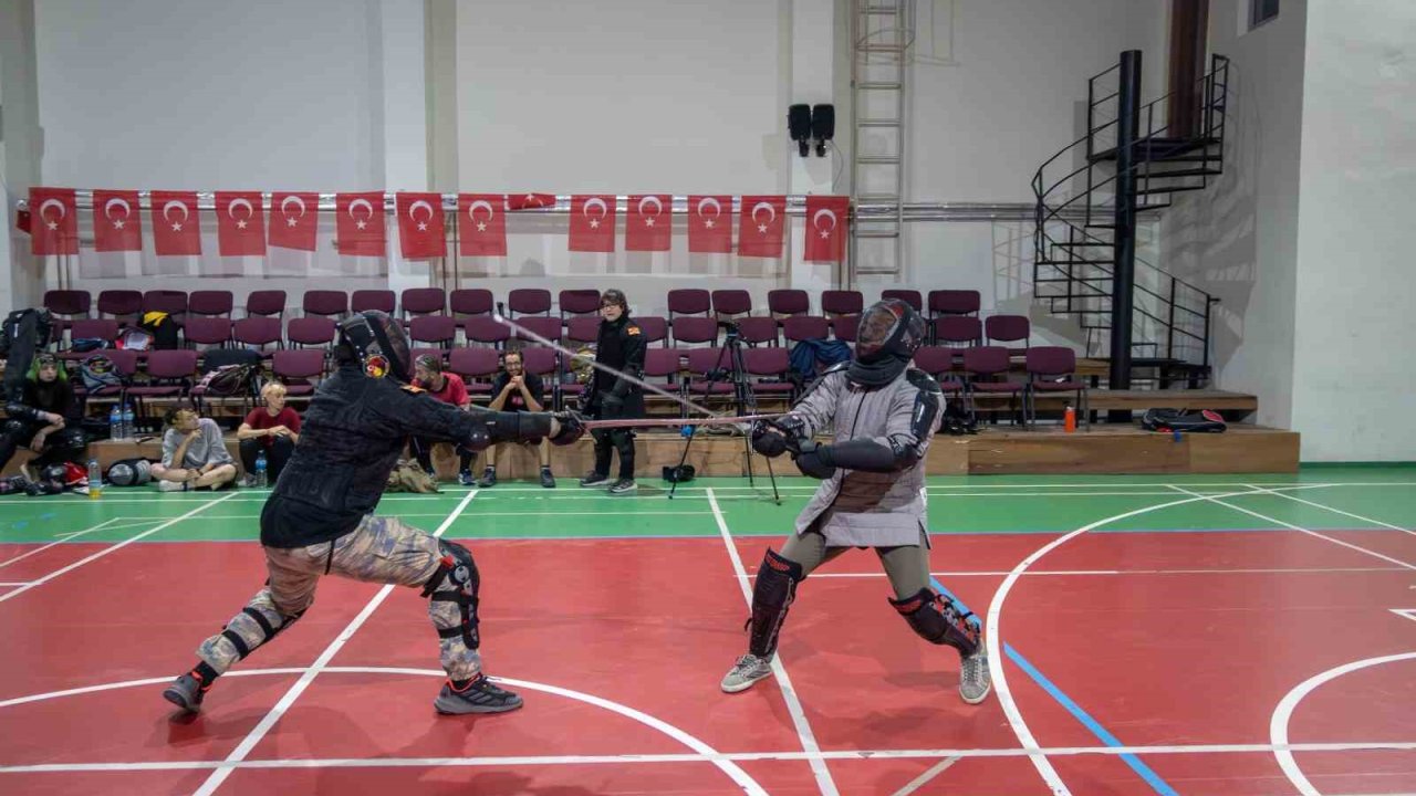 Video oyunu merakı baba-oğlu kılıç sporunda buluşturdu