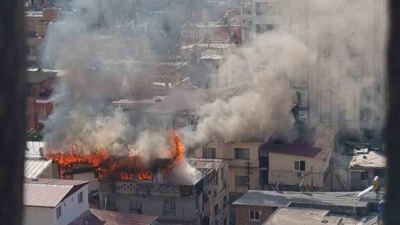 Adana’da 3 katlı ev yanarak kullanılamaz hale geldi