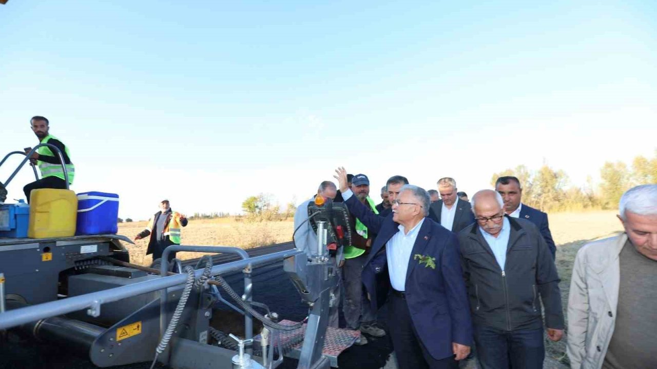 Başkan Büyükkılıç, Yeşilhisar’da asfalt çalışmalarını yerinde inceledi