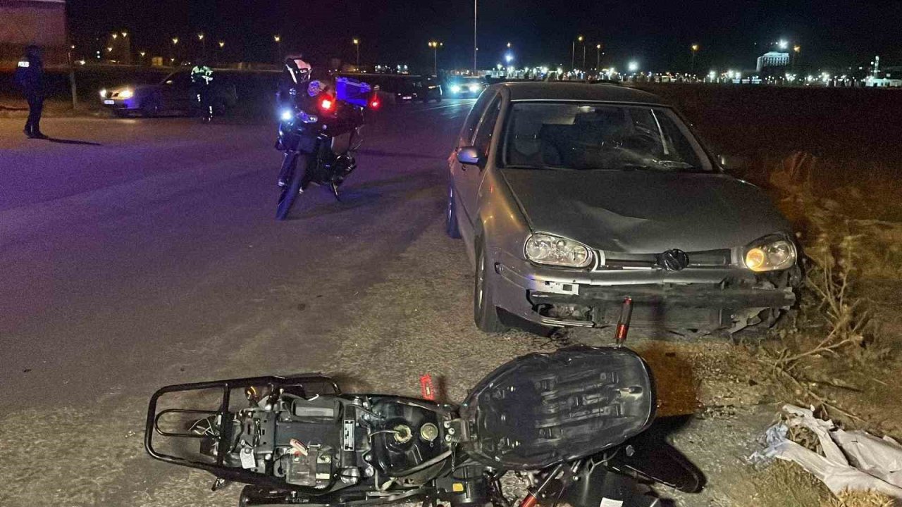 Otomobille çarpışan motosikletin sürücüsü yaralandı