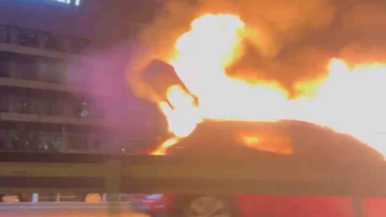 Pendik’te seyir halindeki otomobil alev alev yandı