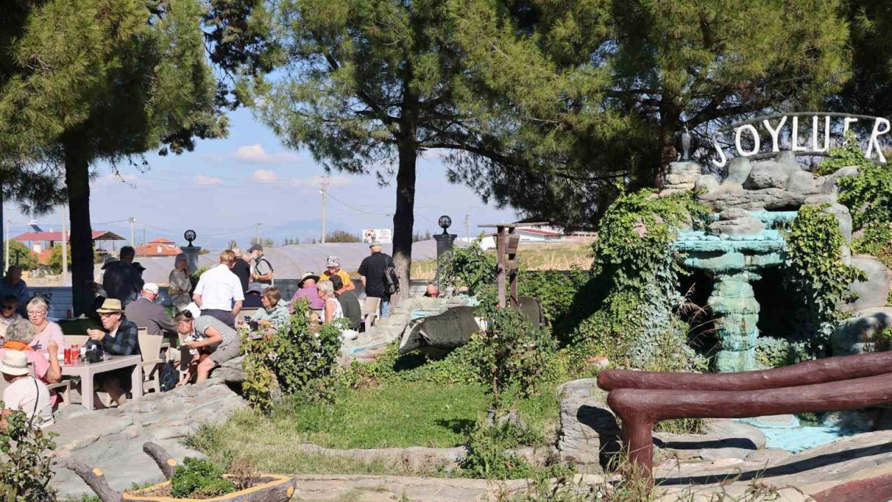 İngiliz ve Alman turistler Kale’nin biber tatarı ve pidesine bayıldı