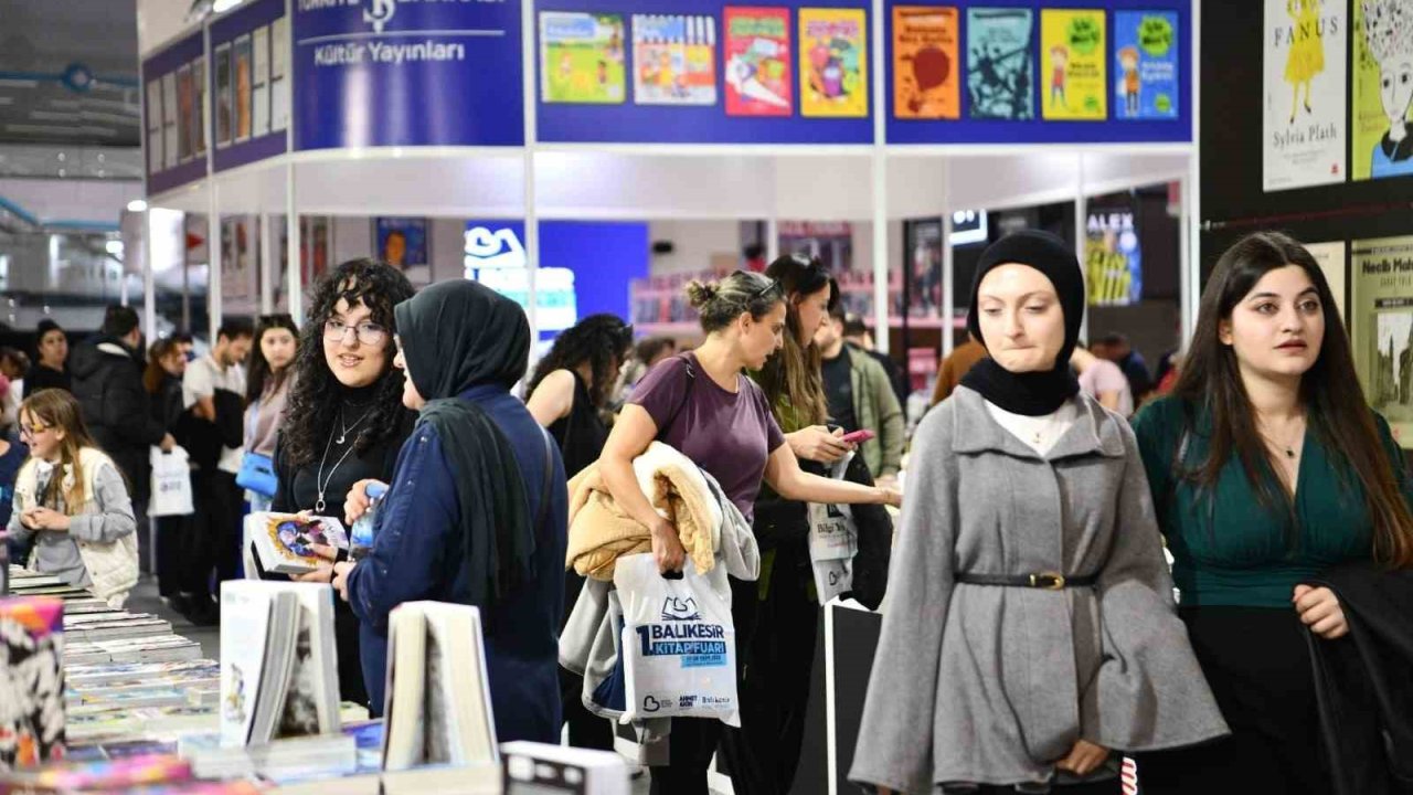 Balıkesir Kitap Fuarı’nı ilk iki günde 35 bin kişi ziyaret etti