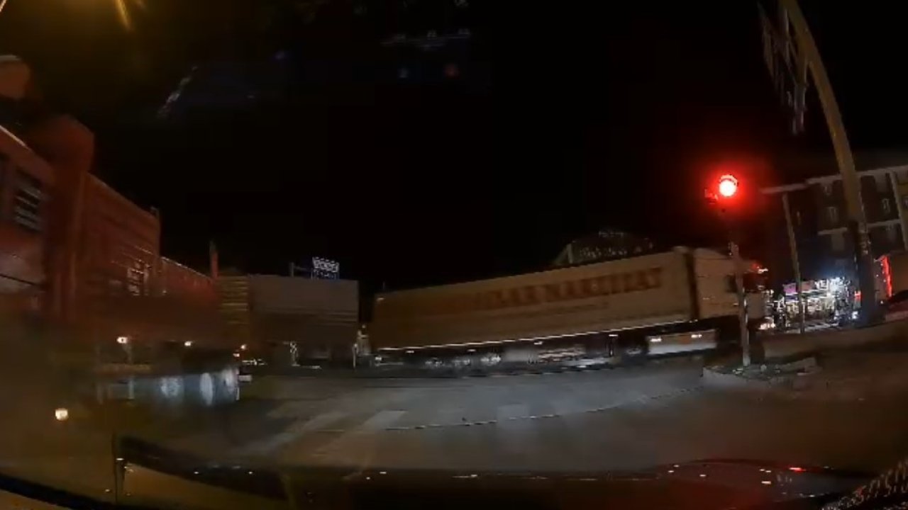 Tırın dorse kapağı açıldı, kırmızı ışıkta bekleyen otomobil kıl payı kurtuldu