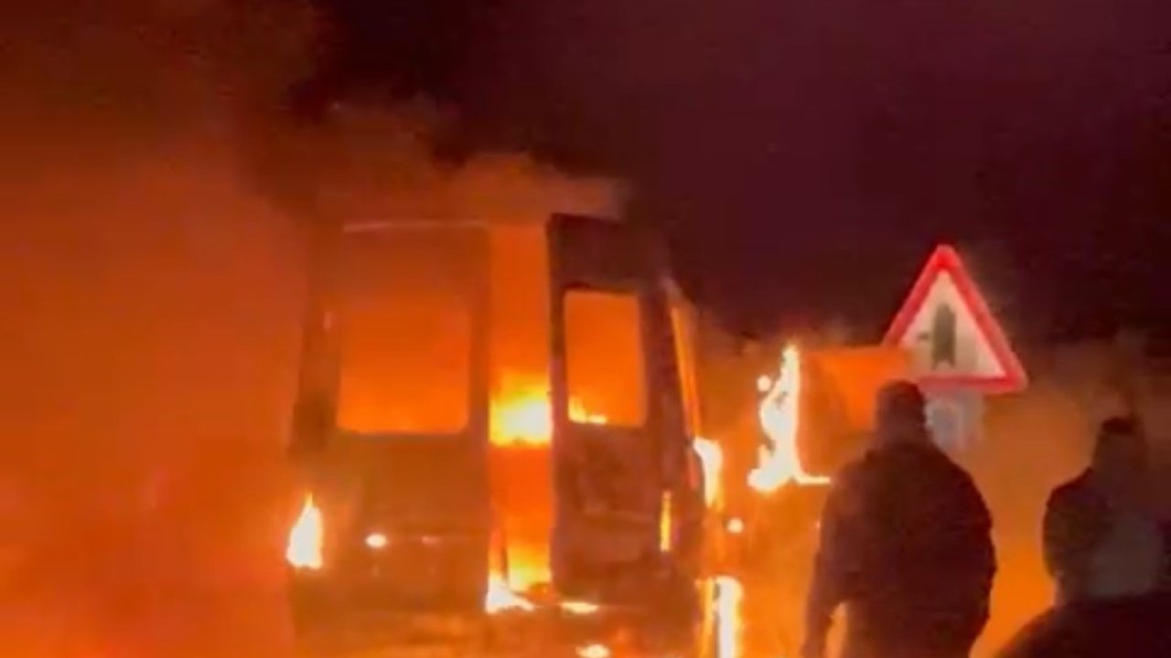 Milas’ta minibüs küle döndü