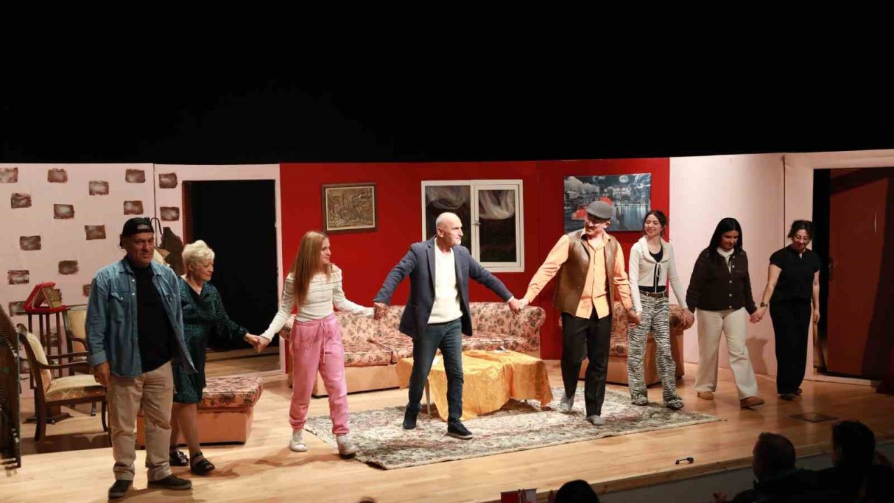 ‘Babam Geri Döndü’ Keçiören’de tiyatro severlerle buluştu