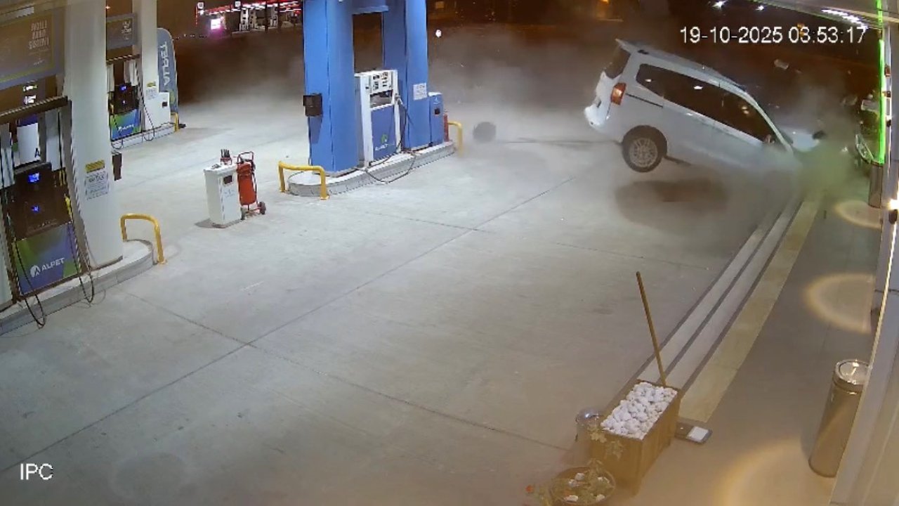 Mardin’de faciadan dönüldü: Ticari araç benzin istasyonuna daldı, 2 kişi yaralandı