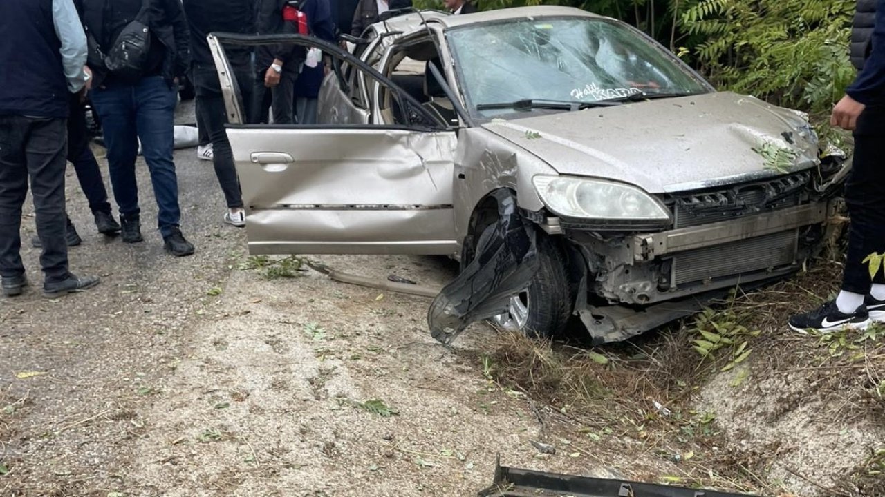 Düğün konvoyunda direksiyon hakimiyetini kaybeden araç şarampole yuvarlandı; 1 ölü 4 yaralı