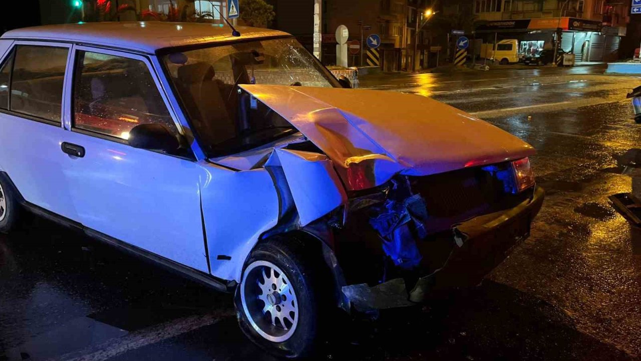 İncirliova’da ışıkta bekleyen araca, otomobil çarptı