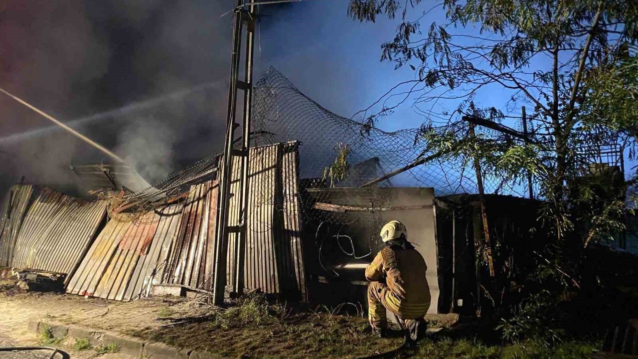 Küçükçekmece’de işyerinde başlayan yangın elektrik tellerine sıçradı, patlalar peş peşe geldi