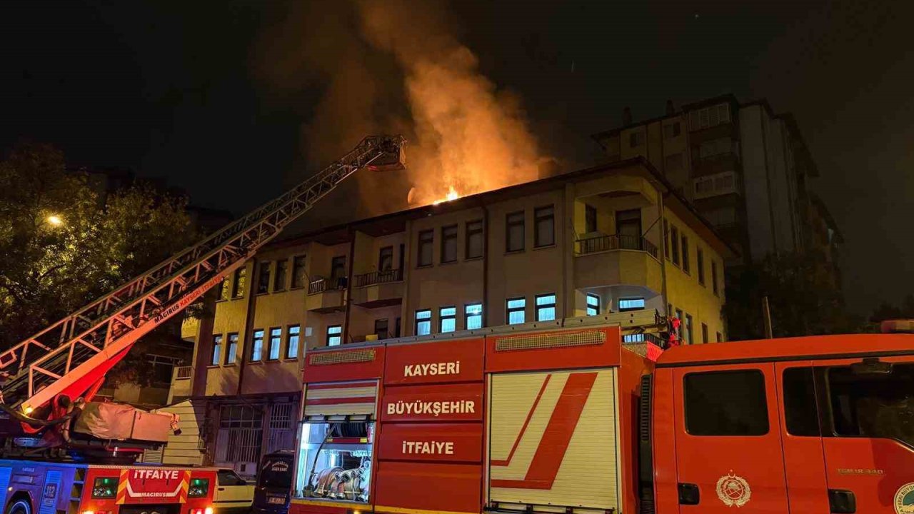 Eşi eve almayınca sinirlenip, binanın çatısını yaktı: 1 gözaltı