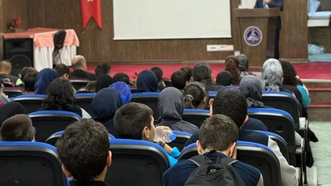 Bayburt’ta ‘Peygamberimiz ve Aile ahlakı’ konulu konferans düzenlendi
