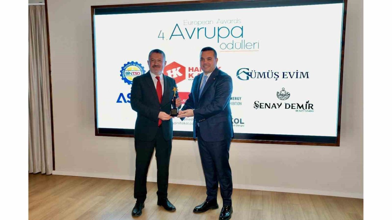 Rektör Kırışık, "Sosyalfest Yılın En Başarılı Projesi" ödülünü aldı