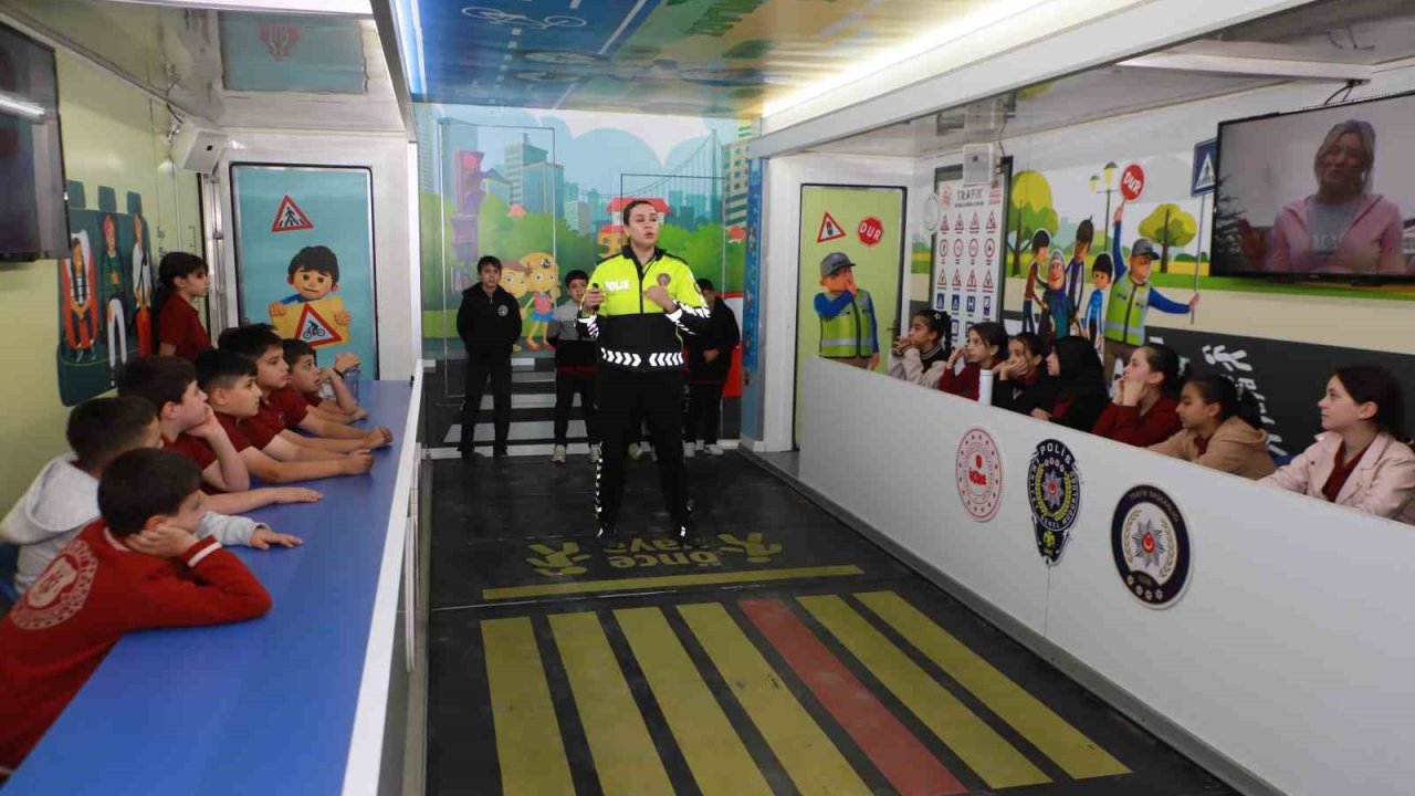 Mobil Trafik Eğitim Tırı Hakkari’de öğrencilerle buluştu